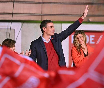 El líder del PSOE Pedro Sánchez (c), su mujer Begoña Gómez (d), y Carmen Calvo (i).