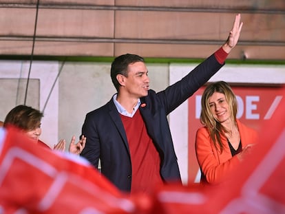 El líder del PSOE Pedro Sánchez (c), su mujer Begoña Gómez (d), y Carmen Calvo (i).