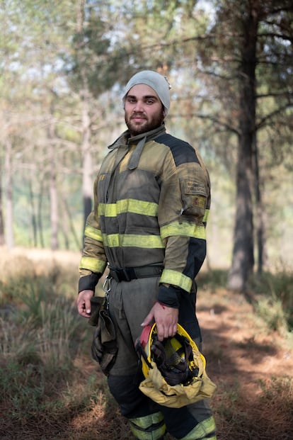 El bombero forestal, Jonatan Coello, en Pentes (Ourense), el 20 de agosto.