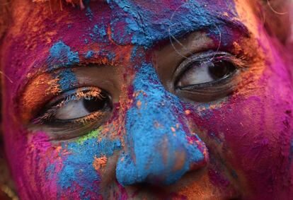 El rostro de una mujer embadurnado de polvos de colores durante el festival Holi, en Calcuta (India), el 1 de marzo de 2018.
