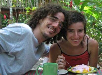 Ariadna Nieto, una de las detenidas, junto a un amigo durante el viaje a Oaxaca.