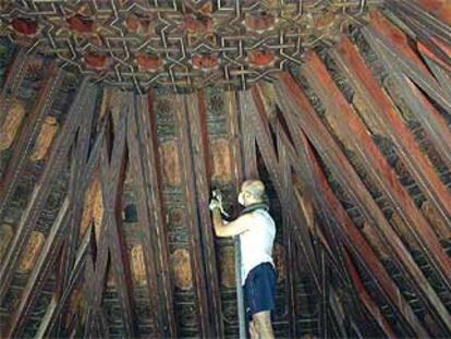 Aspecto de la restauración del artesonado mudéjar de la gran sala de oración de la sinagoga del Tránsito, sede del Museo Sefardí.