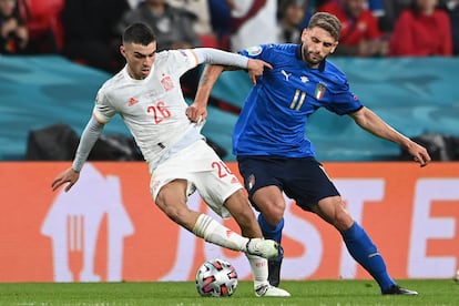 Pedri pugna con Berardi, durante la pasada Eurocopa.