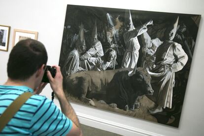 Un hombre fotografía una obra de la exposición 'Otras tauromaquias', que se podrá ver hasta el 20 de mayo en Madrid.