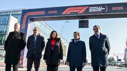 Isabel Díaz Ayuso, entre Stefano Domenicali y José Luis Martínez-Almeida, antes de la presentación del Gran Premio de España de Fórmula Uno de Madrid en enero de 2024.