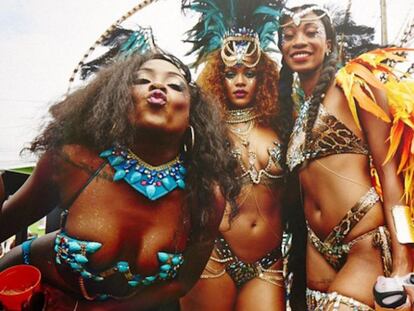 Rihanna (centro) disfrutando con unas amigas del Crop Over, fiesta tradicional de Barbados, su tierra.