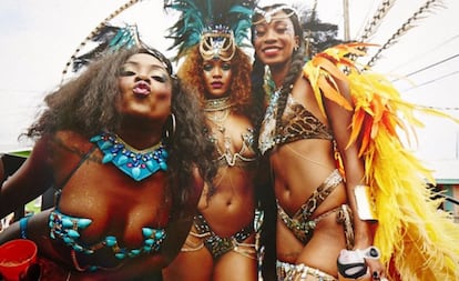Rihanna (centro) disfrutando con unas amigas del Crop Over, fiesta tradicional de Barbados, su tierra.