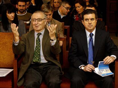 Jaume Matas sigue el juicio con un bloc con anotaciones. A su derecha, Antonio Alemany.