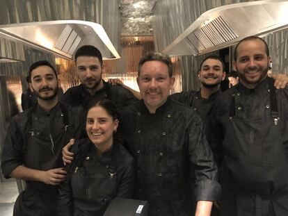 ALBERT ADRIÀ CON PARTE DE SU EQUIPO EN LAS COCINAS DE ENIGMA / CAPEL