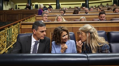 El presidente del Gobierno, Pedro Sánchez, la ministra de Hacienda y vicepresidenta primera, María Jesús Montero, y la vicepresidenta segunda y ministra de Trabajo y Economía Social, Yolanda Díaz, el 10 de octubre en el Congreso.