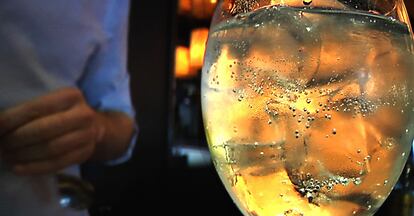 Roberto Izquierdo prepara el que se ha convertido en el cóctel rey del verano: el gin tonic
