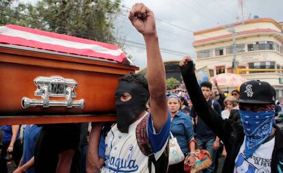 Entierro en Nicaragua de Eddy Montes, preso político asesinado en la cárcel La Modelo, de Managua.