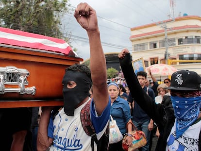Entierro en Nicaragua de Eddy Montes, preso político asesinado en la cárcel La Modelo, de Managua.