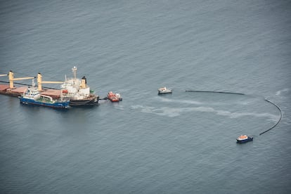 El dispositivo desplegado en torno al granelero 'OS 35', el buque que colisionó en la noche del lunes en la Bahía de Algeciras y que permanece varado frente a la cara este de Gibraltar, ha comenzado esta tarde los trabajos de bombeo para extraer el combustible del barco accidentado.