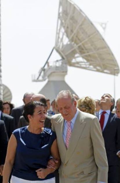 El rey acompañado de la presidenta de Hispasat, Elena Pisonero, durante la visita que ha realizado hoy al centro de control de satélites de la compañía, en Arganda del Rey.