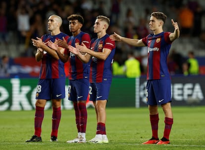 Jugadores del FC Barcelona aplauden a su afición después del partido frente al Amberes del martes.