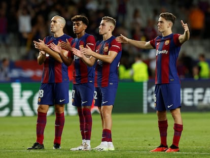 Jugadores del FC Barcelona aplauden a su afición después del partido frente al Amberes del martes.