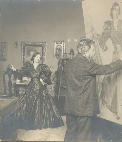 En esta fotografía se ve cómo el pintor está dibujando sobre el lienzo el retrato de Clotilde con traje negro. En este caso es un dibujo preparatorio para realizar posteriormente el óleo.