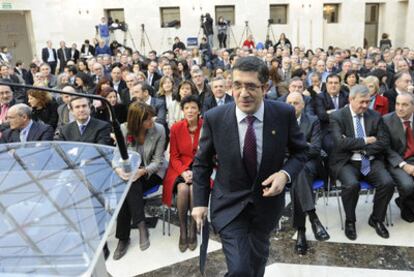 Patxi López se dirige al atril, en 'Lehendakartiza', desde donde ofreció su discurso a los integrantes de su Gobierno.