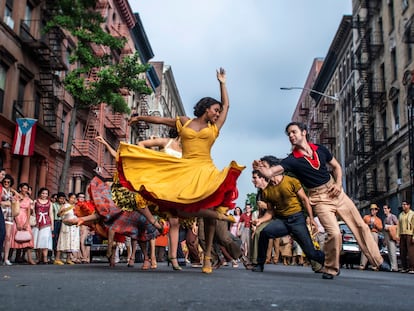 Fotograma de 'West Side Story', dirigida por Steven Spielberg, con Ariana DeBose y David Álvarez en primer plano.