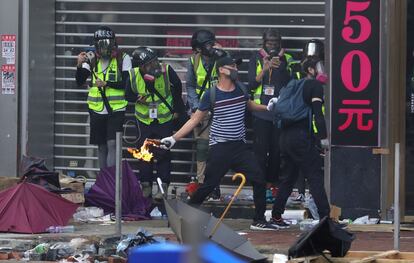 Manifestante lança um coquetel molotov contra a polícia durante os protestos na Universidade Politécnica de Hong Kong.