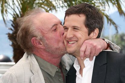 El actor James Caan y el director, Guillaume Canet, atienden a los fotógrafos durante el photocall de la película 'Blood Ties' que se presenta fuera de competición en el Festival de Cannes.