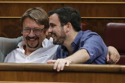 El diputat d'En Comú Podem, Xavier Domènech, i el coordinador federal d'Esquerra Unida, Alberto Garzón.