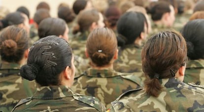 Mujeres militares durante un acto en la base de El Goloso (Madrid) en 2006.