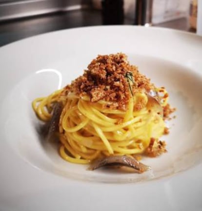 Espaguetis 'chitarra', (pasta de semolina y huevo campero) con boquerones marinados, 'saor' (líquido de la marinada de las sardinas), mantequilla y migas de pan.