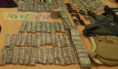 Drogas, dinero, chalecos antibalas y distinto material incautado durante la operación.