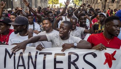 Manifestació de manters pel centre de Barcelona aquest divendres.