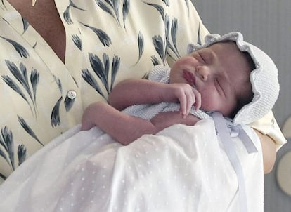 Carmen nació el miércoles y pesó tres kilos con 340 gramos. La bebe que nació en perfecto estado de salud midió 51 centímetros. Vestida de blanco, la hija de la pareja Rivera Montes, posó por primera vez ante el lente de los fotógrafos que aguardaban su salida del hospital. Ya lo había advertido Cayetano, hermano del Rivera, “Es una niña muy morenita, gordita y guapa”.