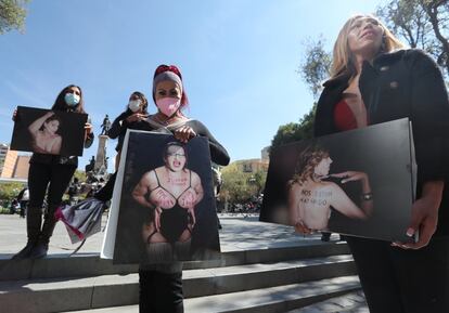Miembros de la Organización de Travestis, Transgéneros y Transexuales Femeninas de Bolivia (OTRAF), protestaron en La Paz.