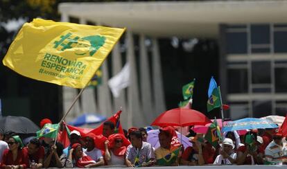 Militantes aguardam Dilma na Esplanada dos Ministérios.