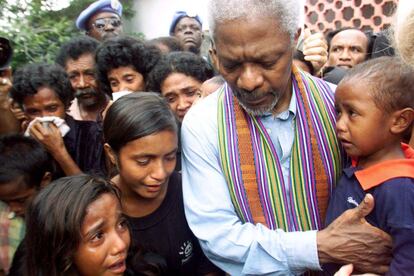 El secretario general de Naciones Unidas, Kofi Anann, consuela a los familiares de las víctimas de la masacre en Liquisa (Indonesia), en 2000.