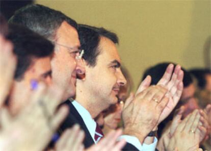 Zapatero, junto a Caldera hoy en Madrid en la Conferencia programática del PSOE.