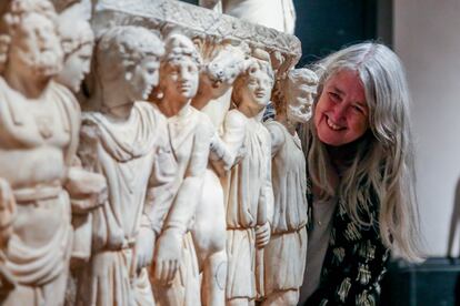 La historiadora Mary Beard posa en el Museo del Prado de Madrid, en 2021.