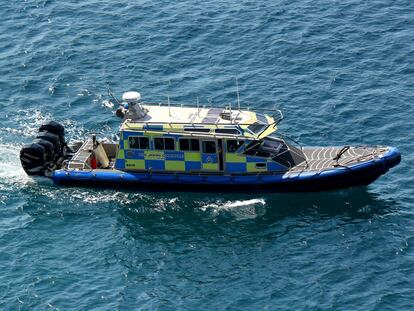 La patrullera de Gibraltar implicada en el accidente con la semirrígida española, la 'Sir John Chapple', en una imagen de archivo. En vídeo, la persecución captada por las cámaras térmicas del Estrecho.