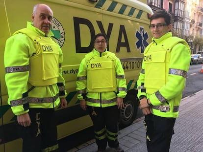 Sanitarios de la DYA posan en Bilbao con el chaleco antiagresiones que llevarán a partir de ahora.