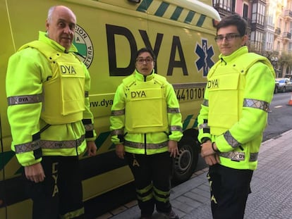 Sanitarios de la DYA posan en Bilbao con el chaleco antiagresiones que llevarán a partir de ahora.