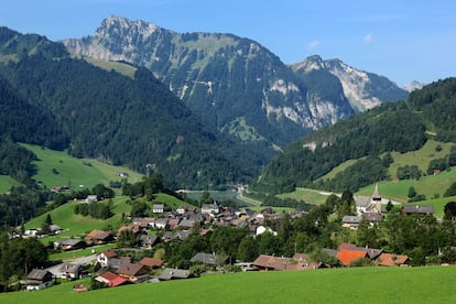 Rossinière, situado a medio camino entre Montreux y Gstaad, ya se mencionaba en crónicas del siglo VIII. Es famoso por el Grand Chalet, considerado como la mayor construcción en madera de los Alpes. Dicha casona es doblemente célebre dado que aquí vivió y trabajó el gran artista Balthus a partir de 1977. Hoy vive en el Grand Chalet su viuda, la condesa Setsuko.