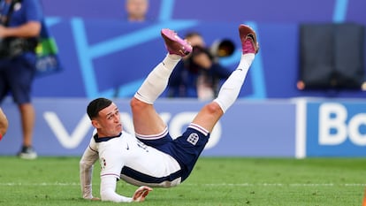 Phil Phoden, tras golpear el balón, en el Inglaterra-Suiza de cuartos de final.