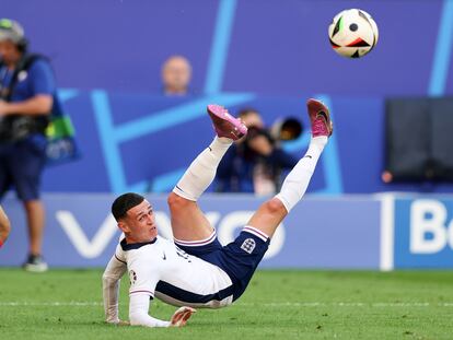 Phil Phoden, tras golpear el balón, en el Inglaterra-Suiza de cuartos de final.