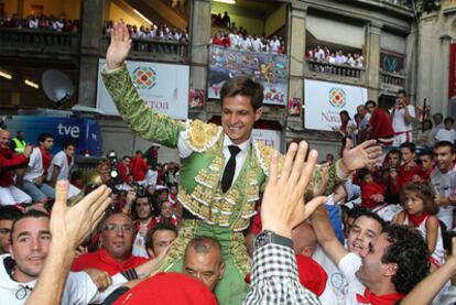 El Juli sale a hombros de la plaza de toros de Pamplona tras cortar tres orejas.