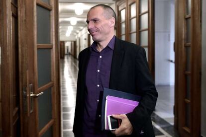 El ministro Varoufakis llega este martes al Parlamento en Atenas.