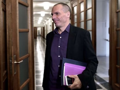 El ministro Varoufakis llega este martes al Parlamento en Atenas.