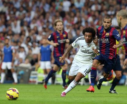 En la imagen, Marcelo lucha por el balón junto a Dani Alves en un Mardi-Barcelona de octubre de 2014.