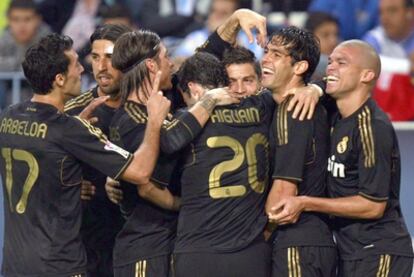 El Real Madrid celebra uno de sus goles ante el Málaga.