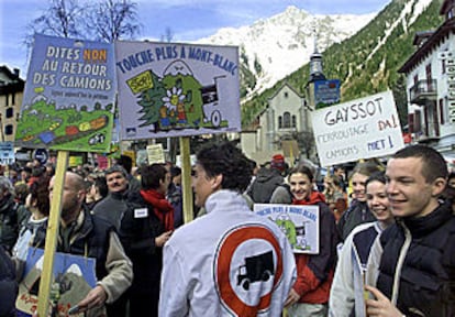Grupos ecologistas protestaron contra el paso de camiones.