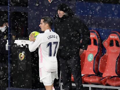 Lucas Vázquez y Zidane, en el partido contra Osasuna.